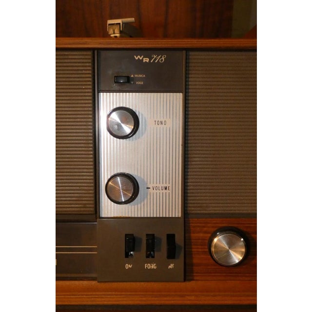 Brown Model WR 718 Turntable Radio in Wood and Bakelite from Watt Radio, Italy, 1960s For Sale - Image 8 of 13