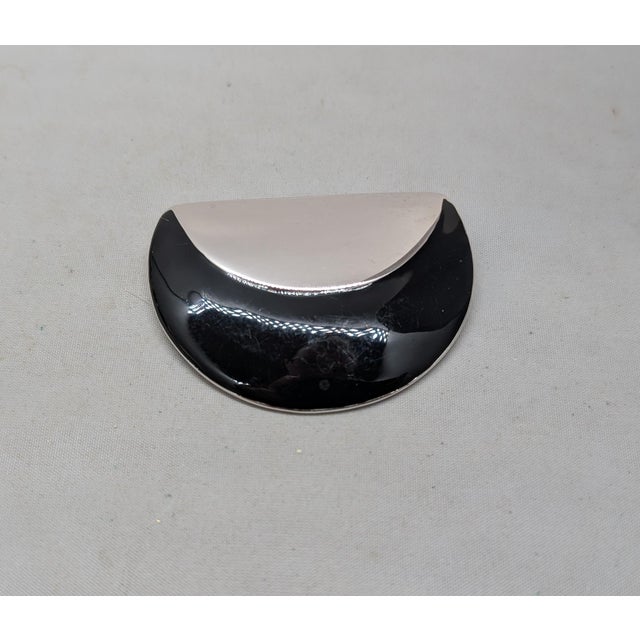 American Vintage 1980s Signed Monet Rhodium Plated Black Enamel Brooch For Sale - Image 3 of 9