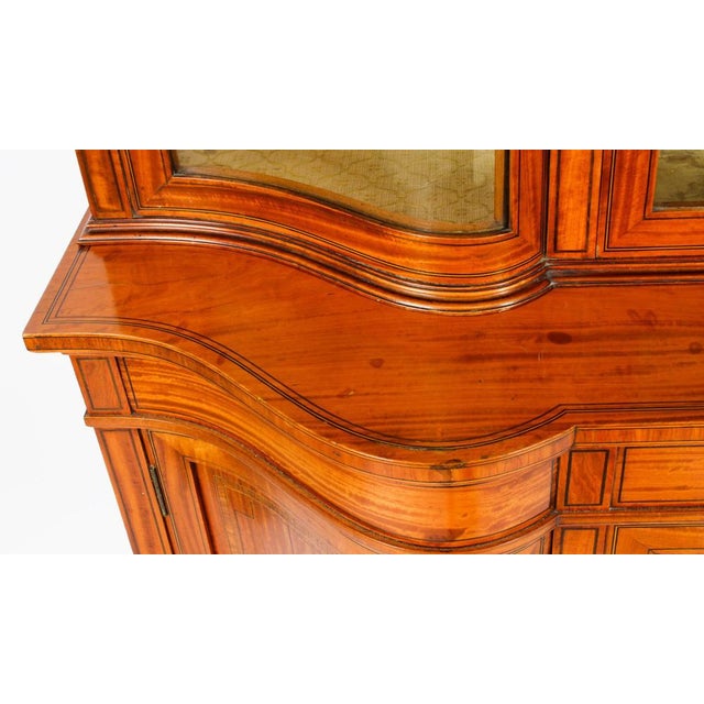 Edwardian Inlaid Satinwood Serpentine Display Cabinet, 19th Century For Sale - Image 9 of 18