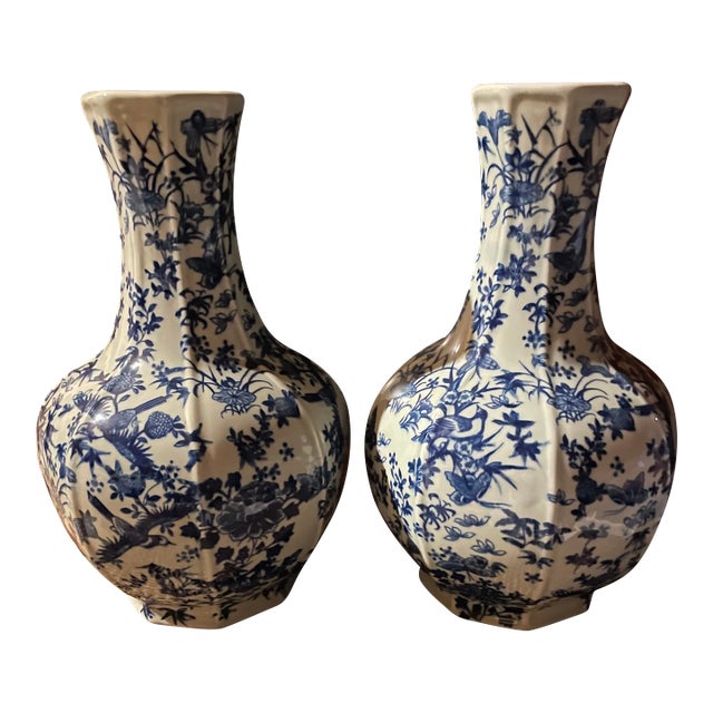 Pair of Late 20th Century Chinese Reproduction Vases For Sale