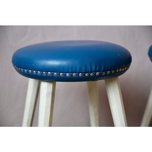 This pair has real character! These two stools transport us to the vibrant atmosphere of the 1960s. The round, generously...