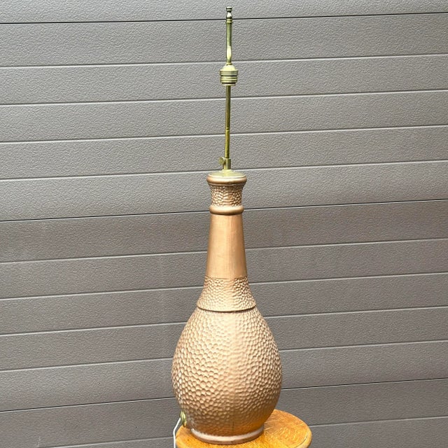 Late 20th Century Vintage Faux Hammered Copper Ceramic Telescoping Double Socket Table Lamp With Brass Fittings For Sale - Image 5 of 12