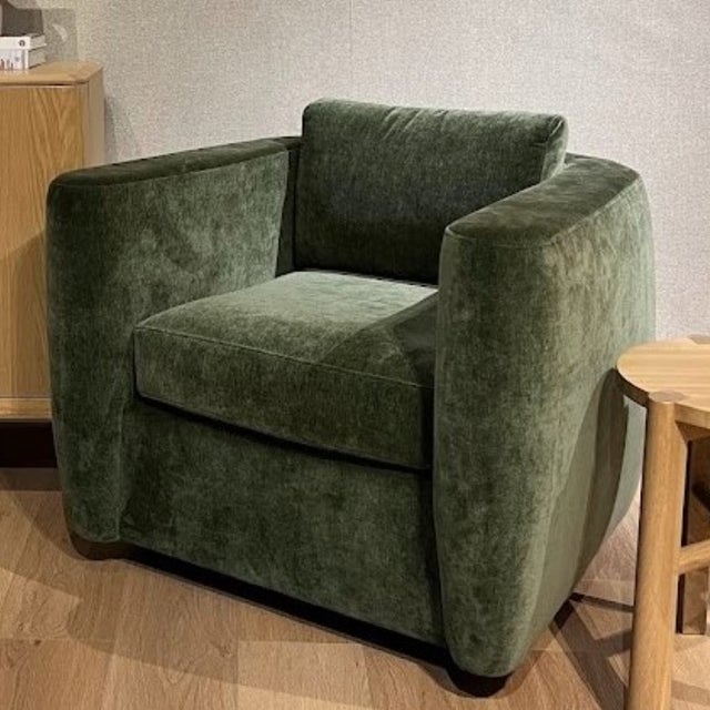 A CLASSIC VISION: The Eclipse is designed for conversation and comfort. Generous cushion and back pillow line the style’s...