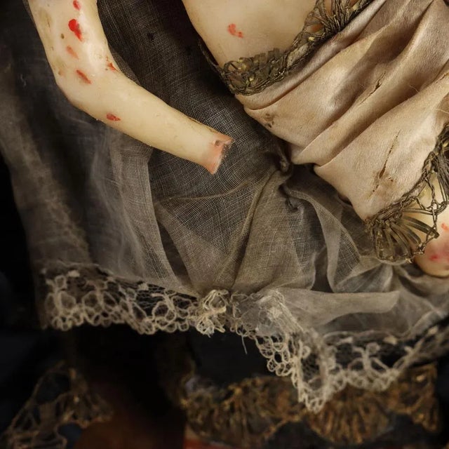 Textile Our Lady of Sorrows Figurine in Wax and Fabric, Italy, 1800s For Sale - Image 7 of 10