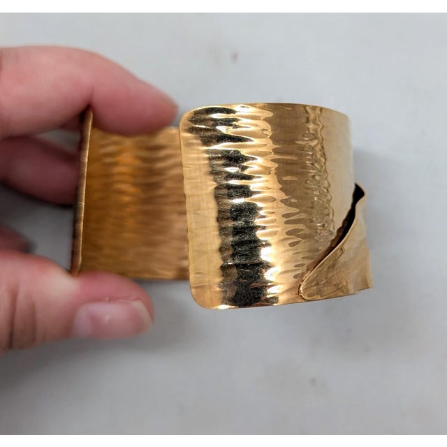 1980s Vintage Signed Napier Goldtone Wavy "Frosted" Leaf Cuff Bracelet, 1981 For Sale - Image 5 of 10