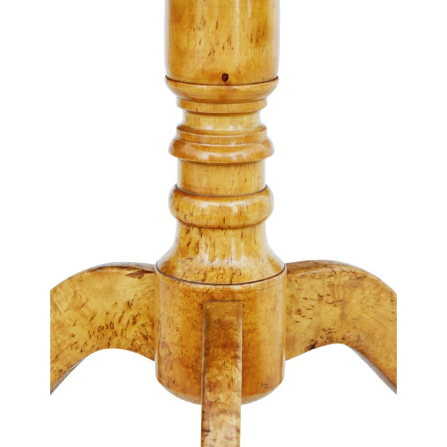 Victorian English Victorian 1870s Burr Birch Round Tilt Top Occasional Pedestal Table For Sale - Image 3 of 6