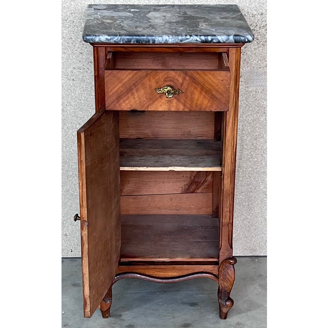 1900s, Art Nouveau Pair of Walnut Nightstands With Crest and Marble Top For Sale - Image 6 of 9