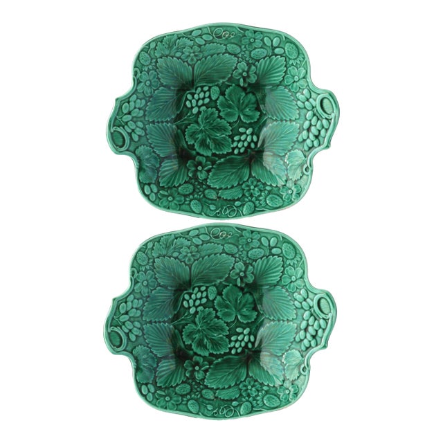 19thC English Majolica Strawberry Plates, a Pair For Sale