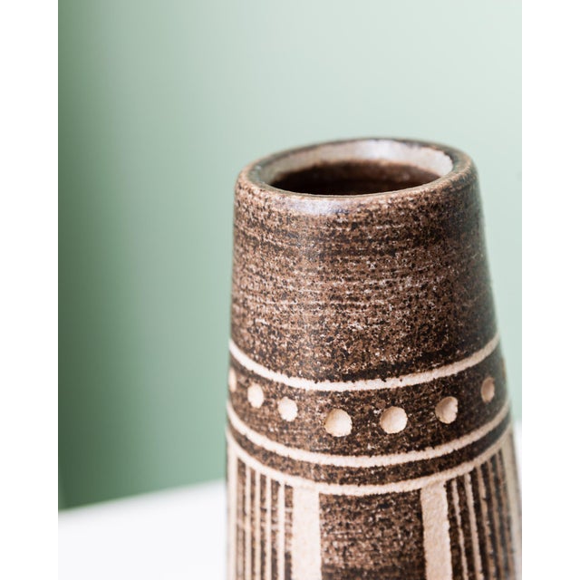 Exciting vintage ceramic vase by VEB Coswig with scratch décor - the perfect Mid-Century accessory in shape and color....