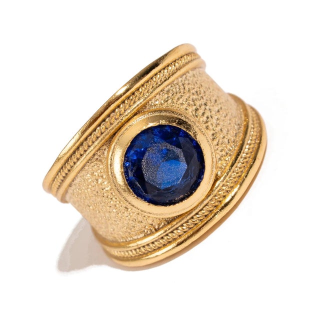 Contemporary Majestic Sapphire Gold Statement Ring, Size 8 For Sale - Image 3 of 7