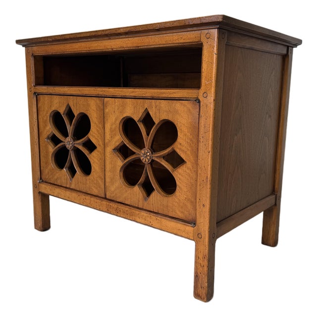 1970s Vintage Henredon Pierced Carved Double-Door Nightstand / Bedside Cabinet For Sale