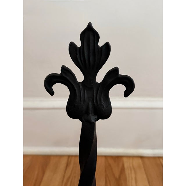 French Provincial Midcentury Pair of French Fleur-De-Lis Cast Iron Fireplace Andirons For Sale - Image 3 of 8