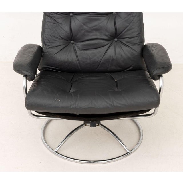 Ekornes Gray Leather Lounge Chair and Ottoman For Sale In New York - Image 6 of 13