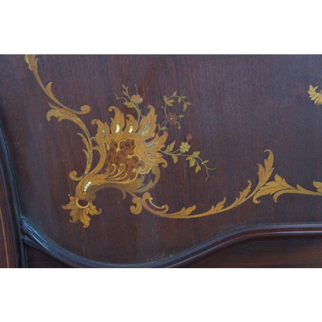 Exquisite Pair of Rj Horner Attributed French Rococo Mahogany Marquetry Inlaid Twin Beds For Sale - Image 14 of 18