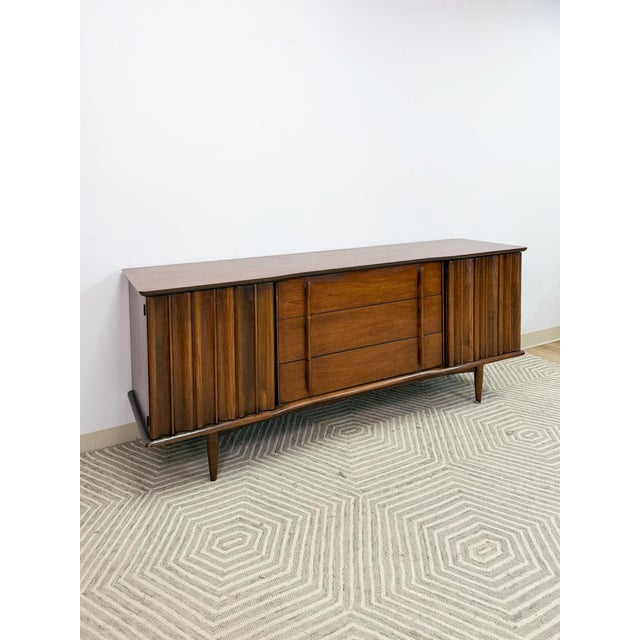 Mid-Century Modern Rare United Furniture MCM Long Dresser Intricate Wood Pulls Vintage Lowboy For Sale - Image 3 of 17