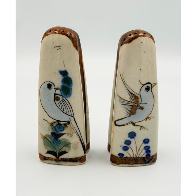 Discover the exquisite charm of this vintage Ken Edwards El Palomar Tonala pottery salt and pepper shakers. The iconic...