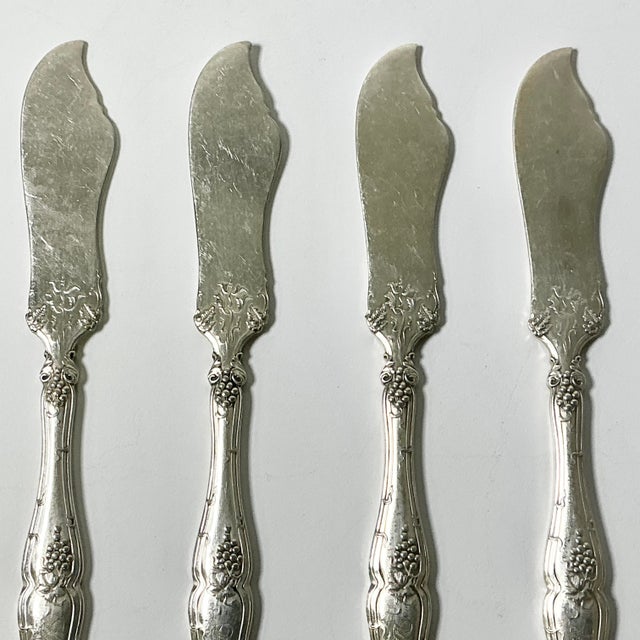 Silver 1940s Vintage Hollywood Regency English Chippendale Silverplate Butter Knives- Set of 5. For Sale - Image 8 of 11
