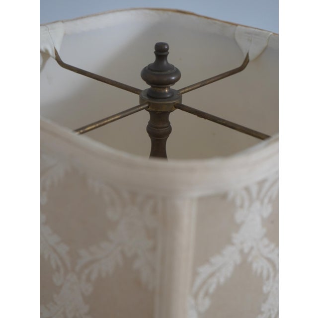 Mottahedeh Mottahedeh Vintage Federal Porcelain Urn Table Lamp For Sale - Image 4 of 13