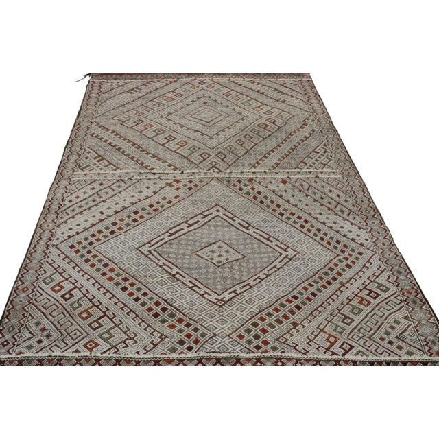 Traditional White Vintage Zayane Moroccan Kilim Rug With Geometric Pattern, From Rug & Kilim For Sale - Image 3 of 7