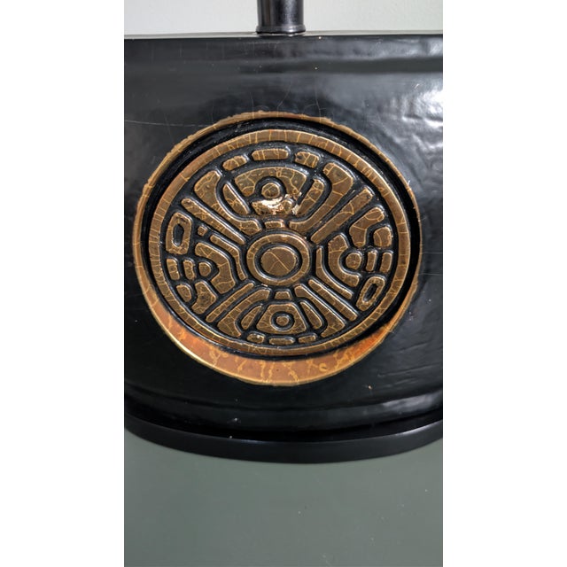 1970s Vintage Black & Gold Chinoiserie Table Lamp With Asian Medallion and Matching Finial For Sale - Image 5 of 13