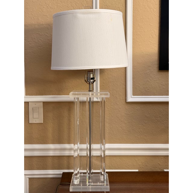 1970s Vintage Mid-Century Modern Monumental "Four-Column" Lucite Table Lamp For Sale - Image 5 of 12