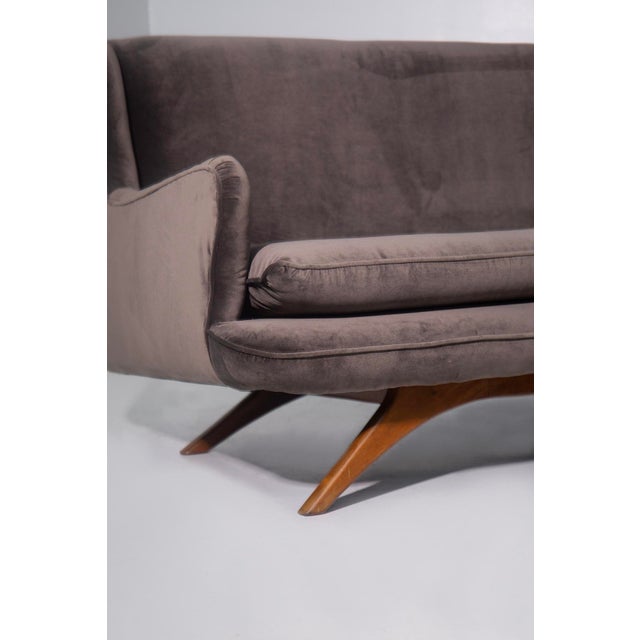 American Brown Velvet Sofa, 1950s, in Very Good conditions. Designed 1950 to 1959