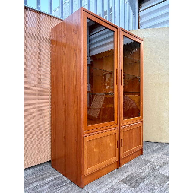 1970s A Pair of Mid-Century Modern Danish Lighted Curio Display Cabinets by Sun Cabinet. Circa 1970s For Sale - Image 5 of 18