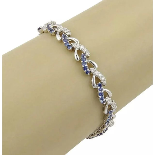 This elegant bracelet is crafted from 18k white gold with a high polished finish, it features chasing heart links with...