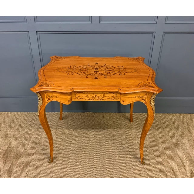 A fine quality late 19th century inlaid satinwood table. Of serpentine form and of excellent construction with stunning...