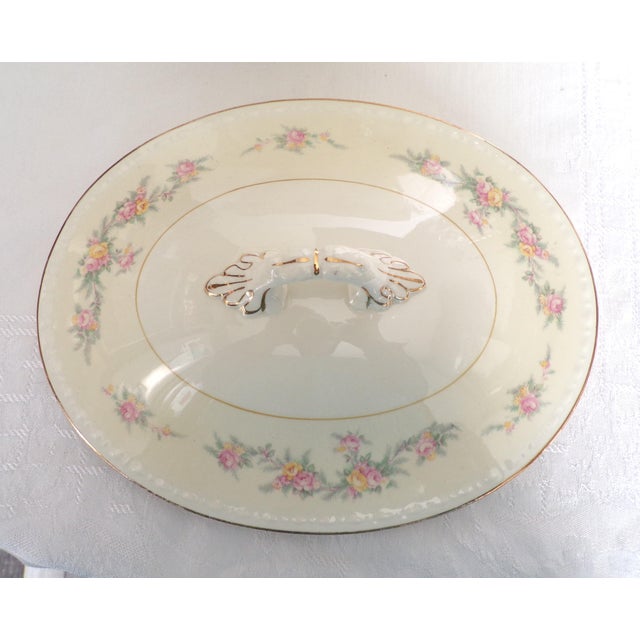 1940s Homer Laughlin Vegetable Bowl / Soup Tureen, Georgian, Countess Pattern, Eggshell For Sale - Image 4 of 5