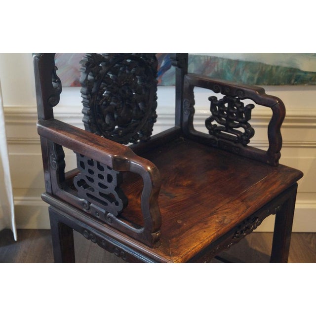 Mid 19th Century Chinese Wooden Chair with Carved Back and Armrests, 1850 For Sale - Image 5 of 14
