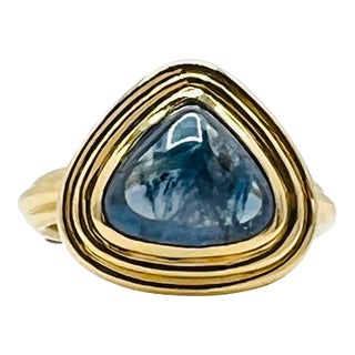 4 Carat Triangular Blue Sapphire Cabochon Bezel Ring in 18k Yellow Gold, Size 6.5 For Sale
