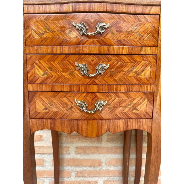 Early 20th Century French Marquetry and Iron Hardware Bedside Tables or Nightstand, A Pair For Sale In Miami - Image 6 of 18