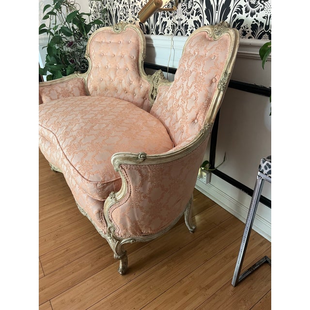 1970s Vintage French Pink Cushioned Settee With White Wooden Detailed Frame For Sale - Image 4 of 6