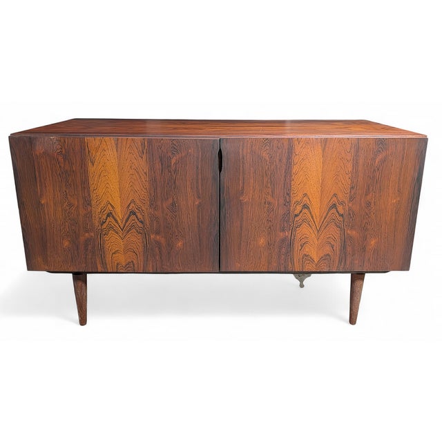 Mid-Century Modern 1950s Rosewood Cabinet / Media unit For Sale - Image 3 of 6