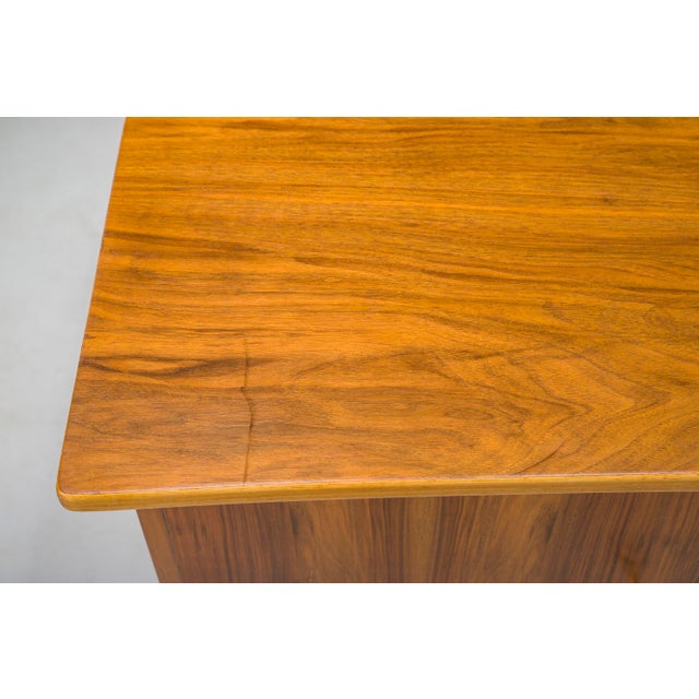 1960s Freestanding Desk in Walnut, 1960s For Sale - Image 5 of 18