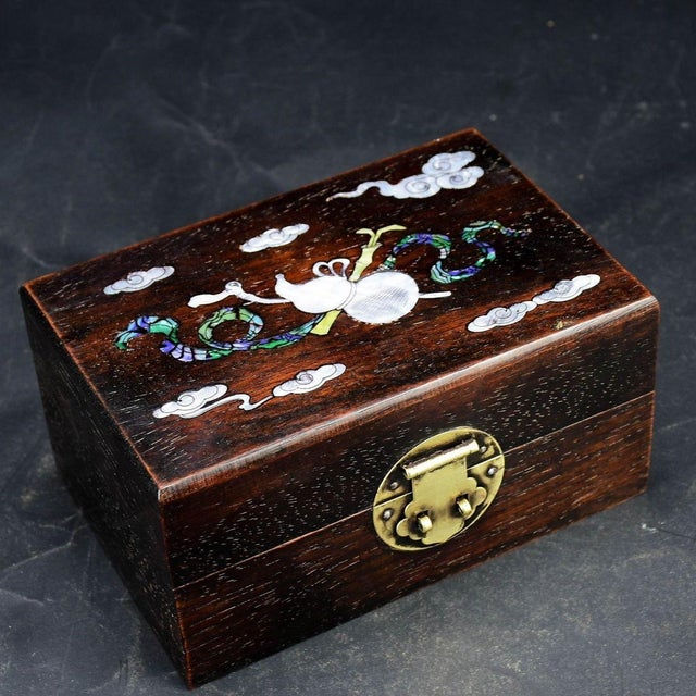 Chinoiserie 1980s Hardwood Jewelry Box With Mother of Pearl Inlay & Brass Lock, Chinoiserie Keepsake Box For Sale - Image 3 of 9