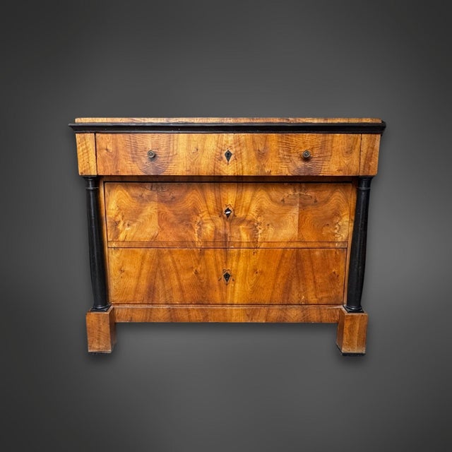 This elegant Biedermeier writing desk from the first half of the 19th century combines understated elegance with practical...