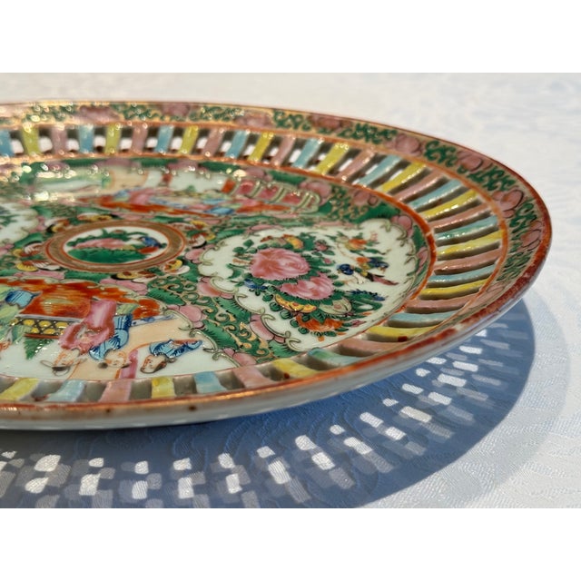 1920s Chinese Export Rose Madallion Reticulated Serving Dish For Sale In Los Angeles - Image 6 of 11