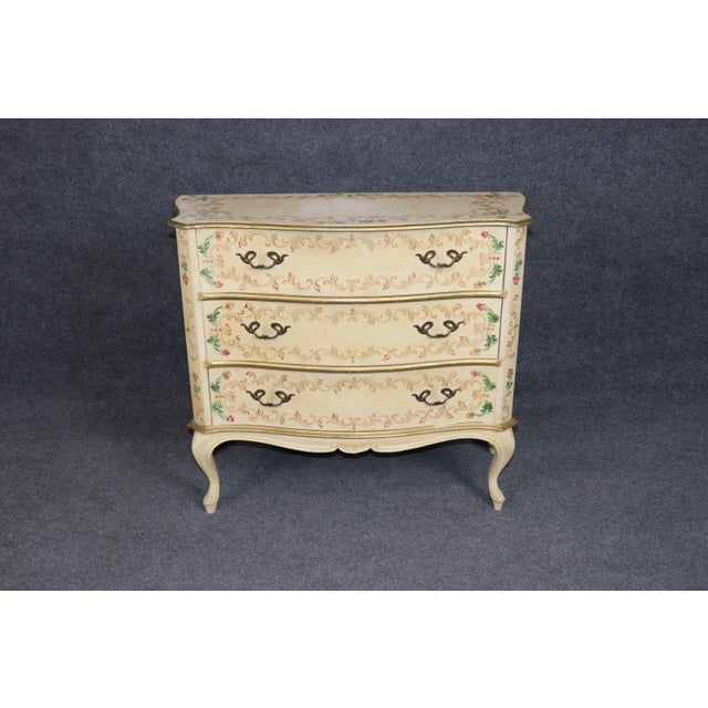 Vintage Italian Venetian Style Creme Painted Decorated and Gilt Commode C. 1950s For Sale - Image 4 of 14