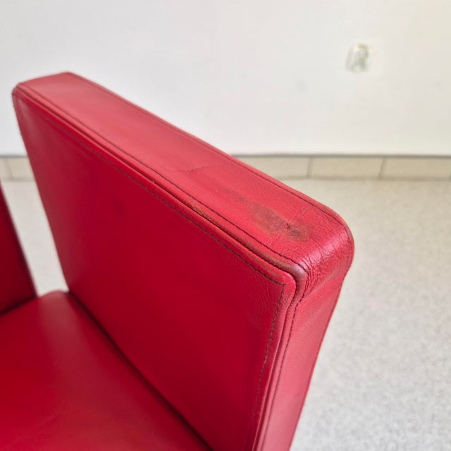 A distinctive, highly geometric design with a high backrest, wide armrests and a five-star chromed base on castors. The...