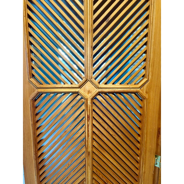 Chapman Manufacturing Company Mid-Century Modern 1977 Chapman Vintage Wooden Louvered Folding Screen | Three-Panel Room Divider For Sale - Image 4 of 11