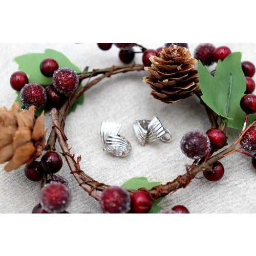 18 Karat White Gold Earrings with Reliefs and Diamonds, Set of 2 For Sale - Image 4 of 6