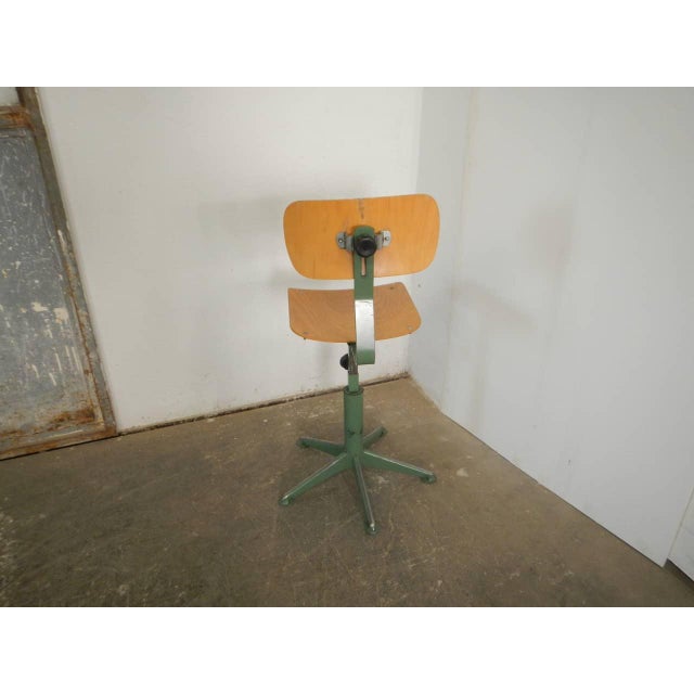 5-legged with back and seat in beech laminate. The backrest is reclining. The seat measures 35x35 cm. Manually adjustable...