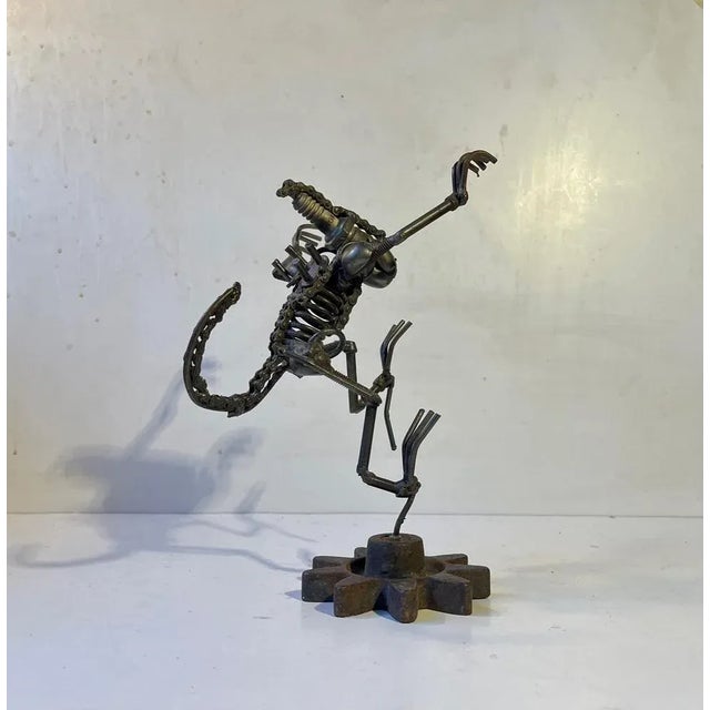 Piece Unique: A wellmade scrap-metal figurine depicting an Alien. Bolts, a spring, a chain-saw spark plug, steel bits and...