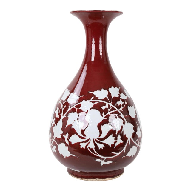 20th-Century Chinese Red-Glazed Vase With White Inscribed Flowers For Sale