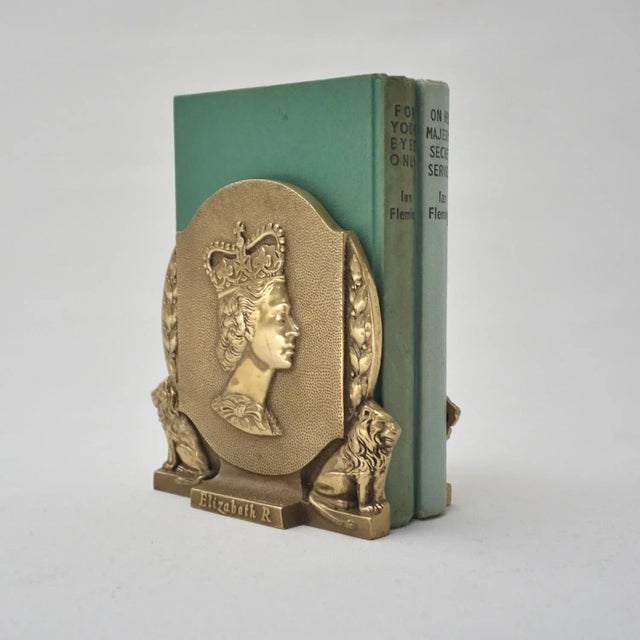 English 1953 English Vintage Coronation Queen Elizabeth II & Prince Philip Commemorative Bookends, Gilt Bronze - a Pair For Sale - Image 3 of 12