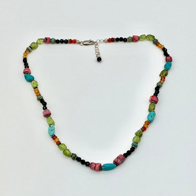 Turquoise 1980s Vintage Southwestern Navajo Boho Chic Turquoise & Glass Beaded Necklace, 18” For Sale - Image 8 of 9