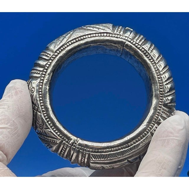 Antique Indian Rajasthan Sterling Silver Hinged Bangle Bracelet For Sale - Image 4 of 12