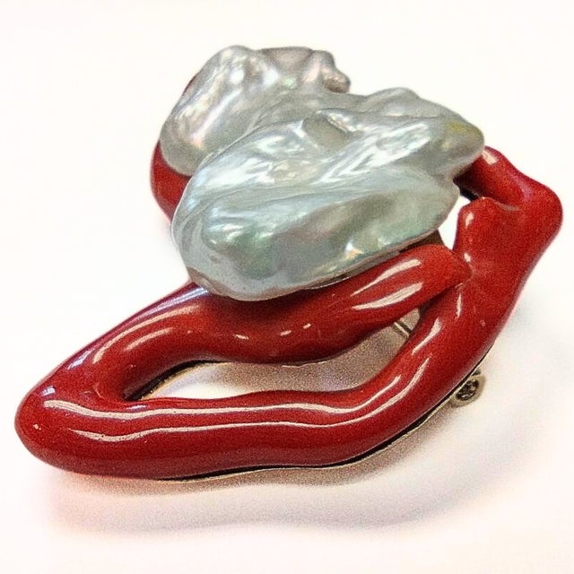 Christopher Walling Natural Coral branch with Freshwater Baroque Pearl set in 18k Yellow Gold Coral - 12.8 g Pearl - 62 x...